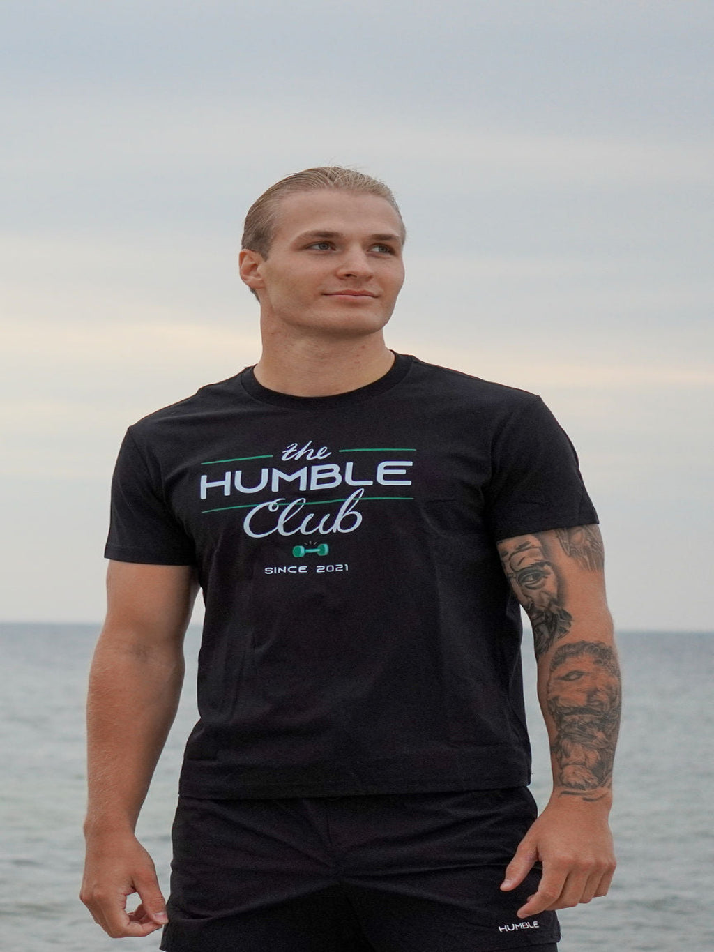 Man i Humble Club T-shirt från Humble Athletics, Ambitious-kollektionen