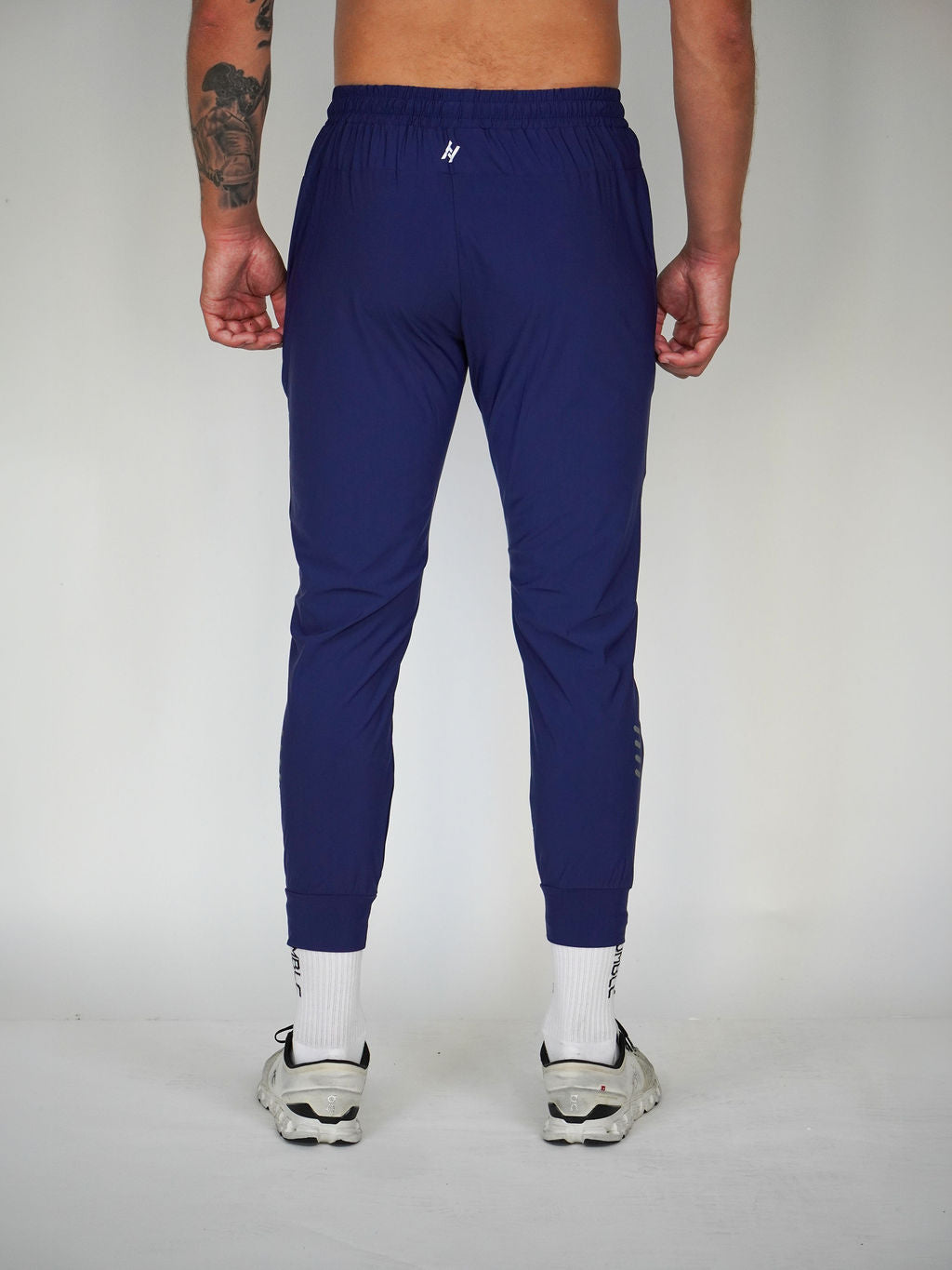 Man i marinblåa Performance Joggers från Humble Athletics