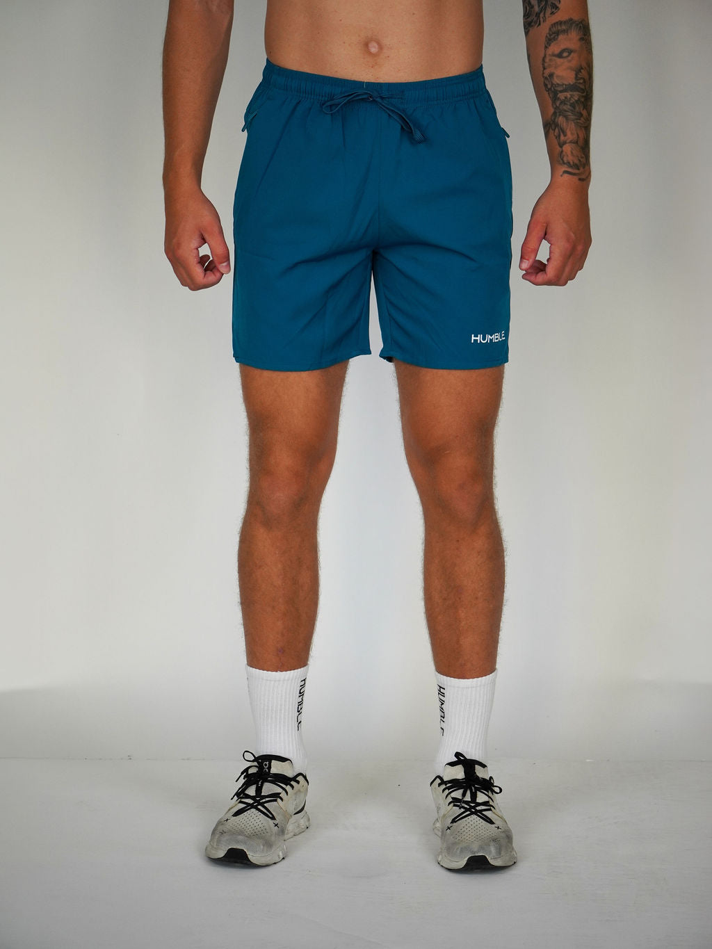 Man i turkosa Performance Shorts 2.0 från Humble Athletics
