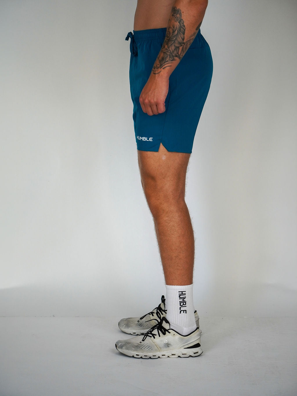Man i turkosa Performance Shorts 2.0 från Humble Athletics
