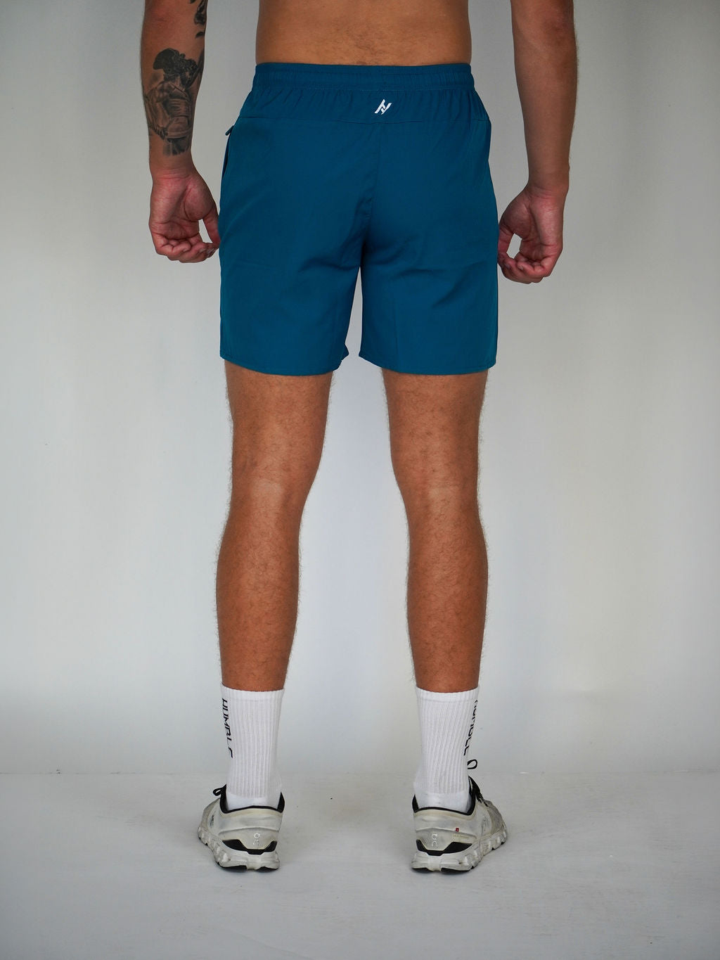 Man i turkosa Performance Shorts 2.0 från Humble Athletics