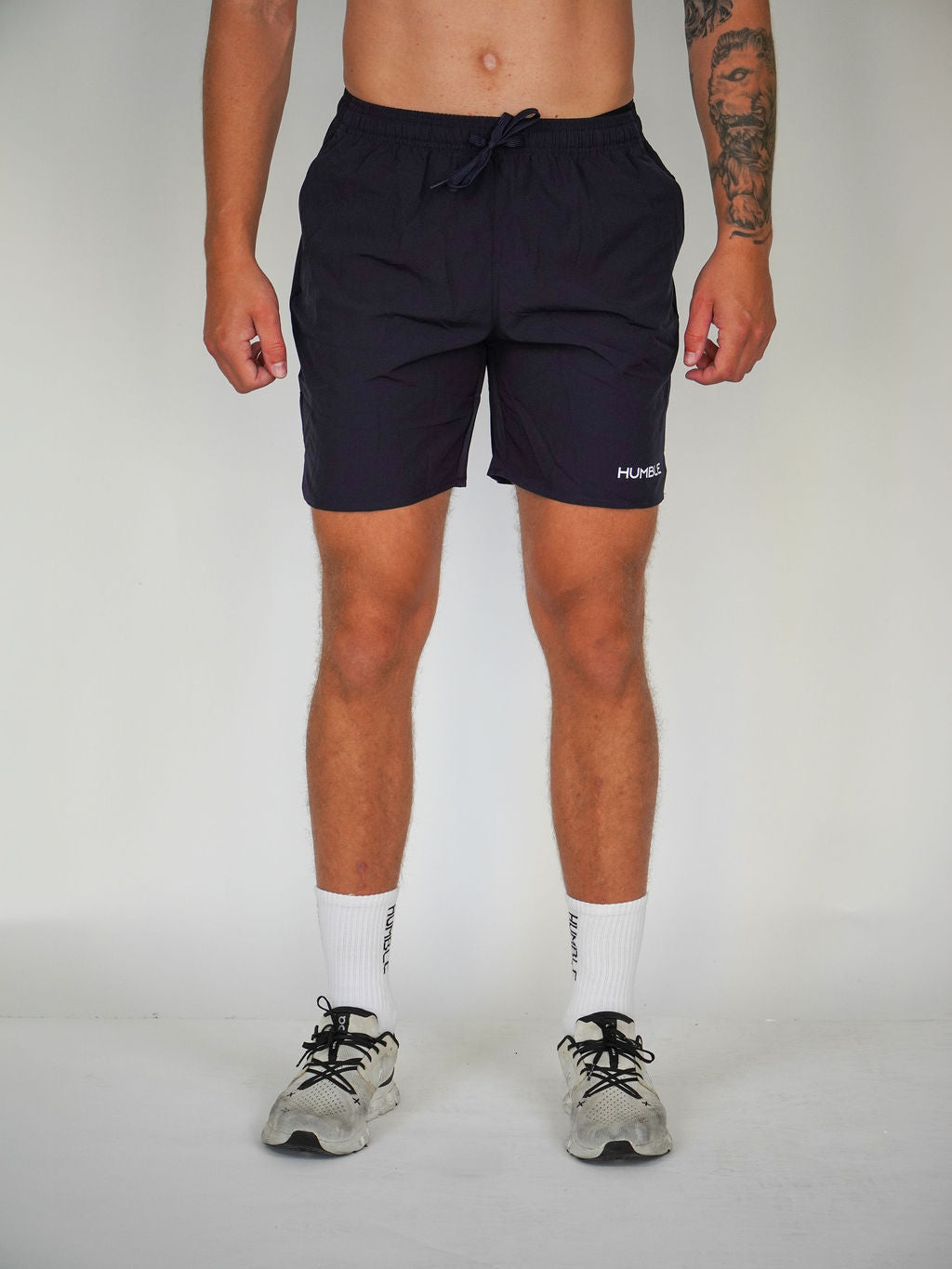 Man i marinblåa Performance Shorts 2.0 från Humble Athletics