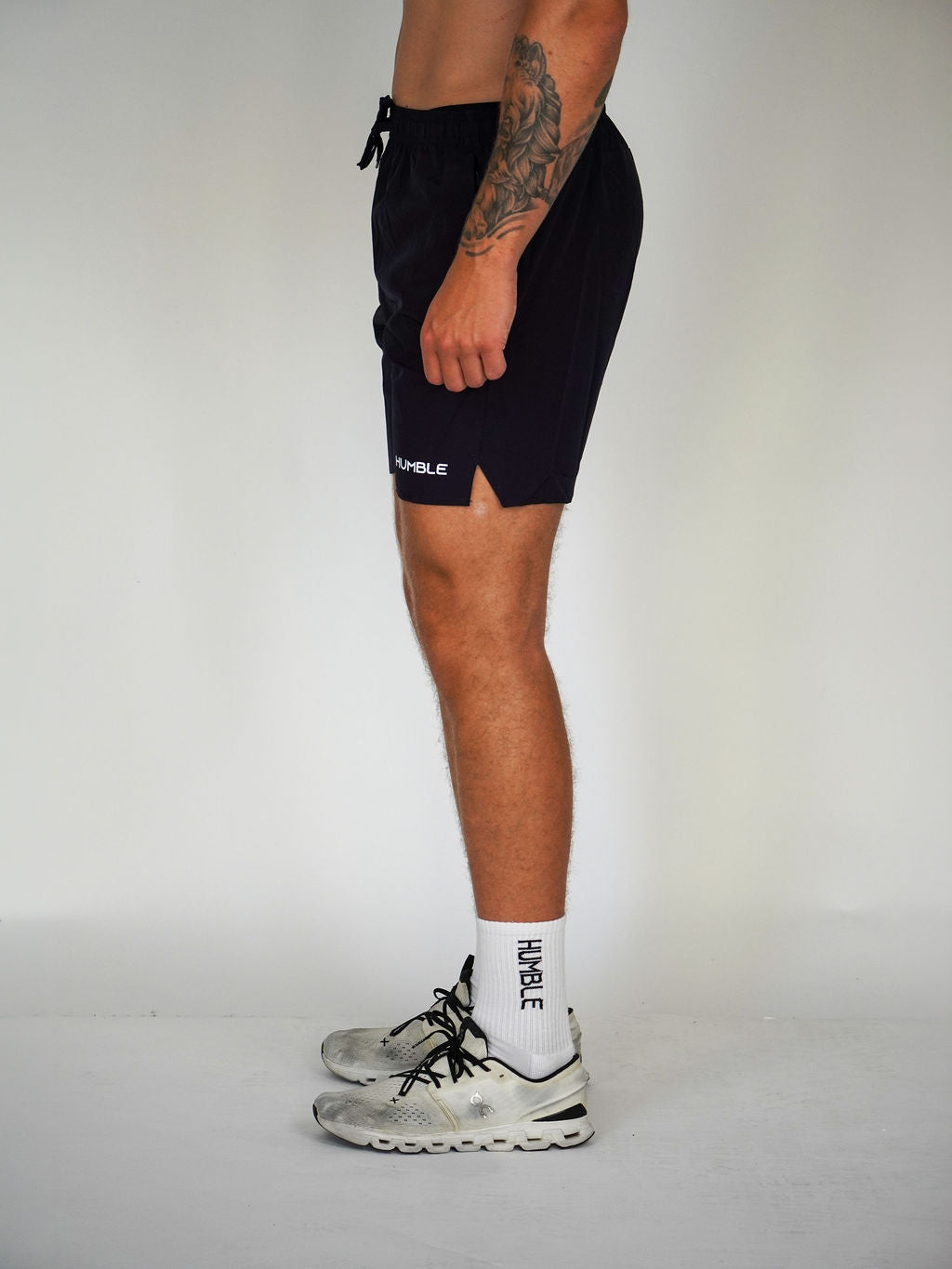 Man i marinblåa Performance Shorts 2.0 från Humble Athletics