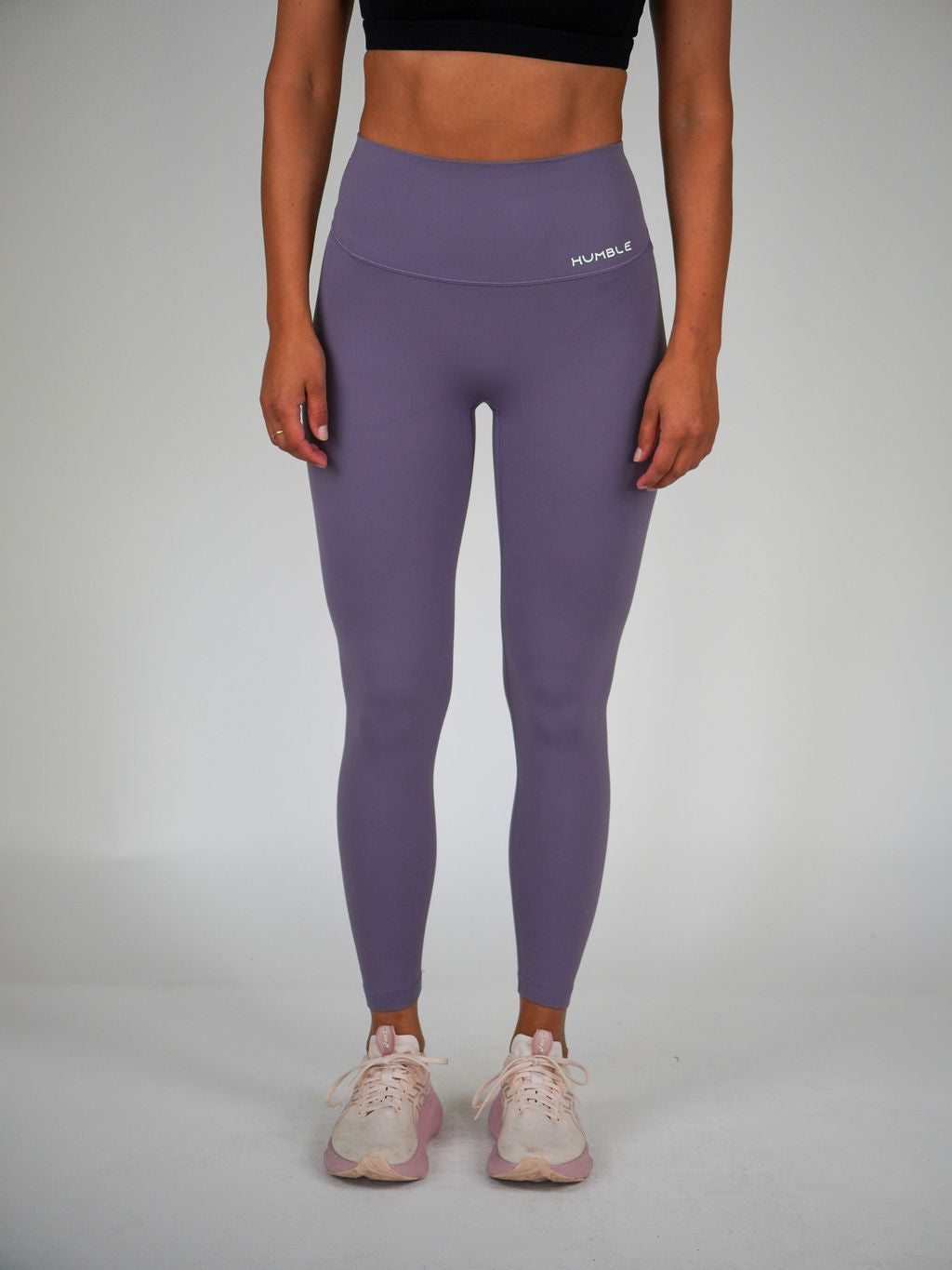 Kvinna i lila Ambitious Tights från Humble Athletics
