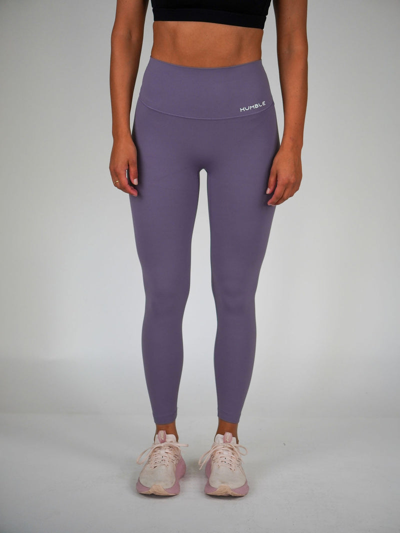 Kvinna i lila Ambitious Tights från Humble Athletics