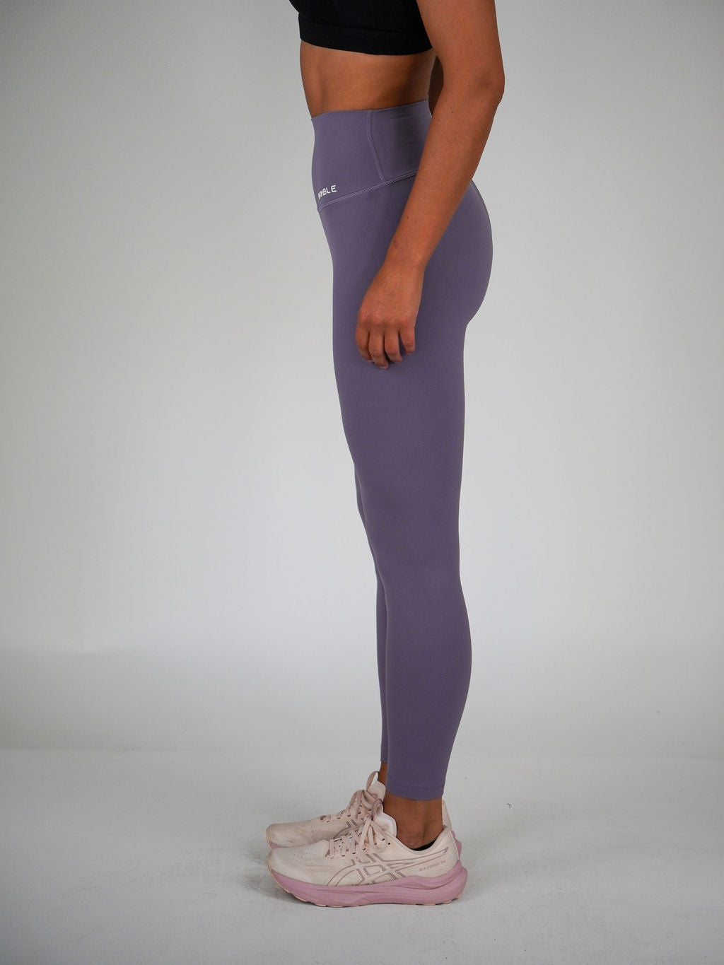 Kvinna i lila Ambitious Tights från Humble Athletics