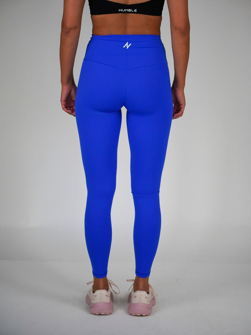 Kvinna i blå Performance Tights (Flame Blue) från Humble Athletics