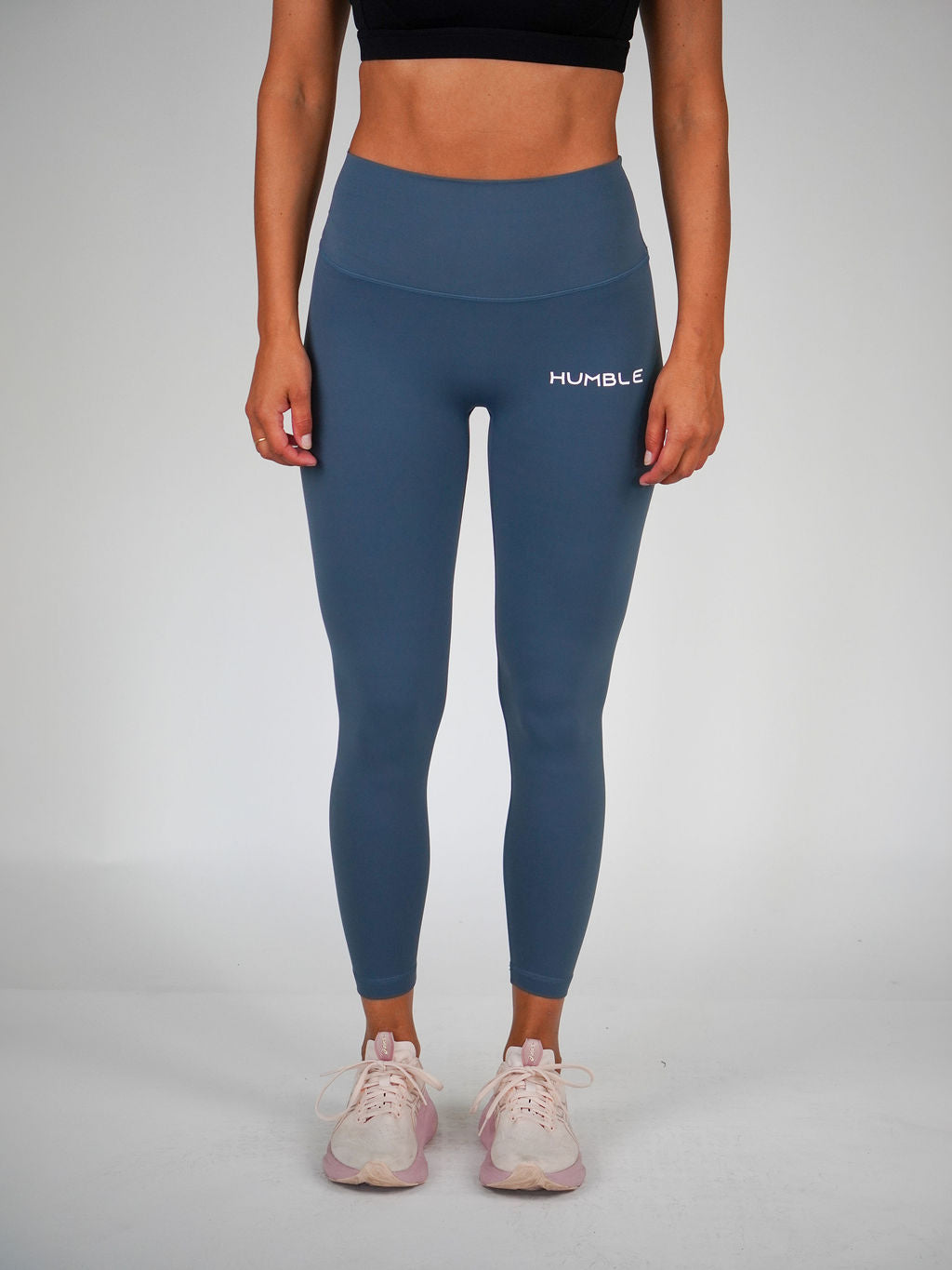 Kvinna i turkos Ambitious Tights från Humble Athletics