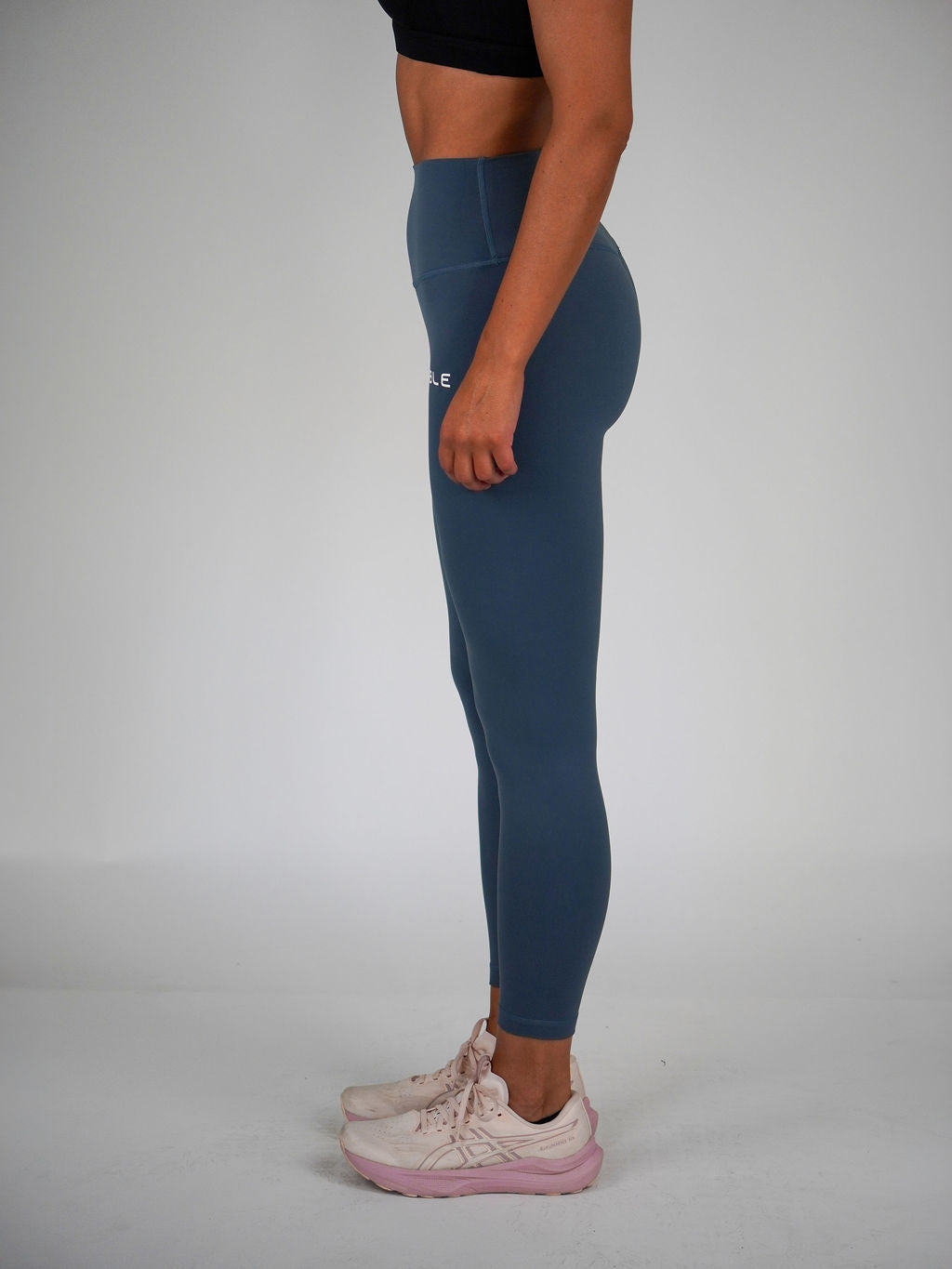 Kvinna i turkos Ambitious Tights från Humble Athletics