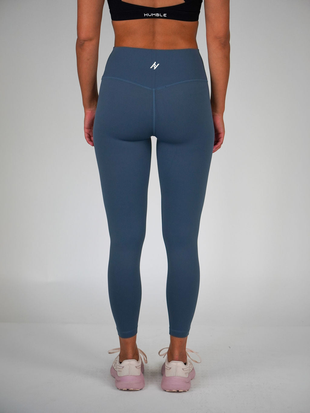 Kvinna i turkos Ambitious Tights från Humble Athletics