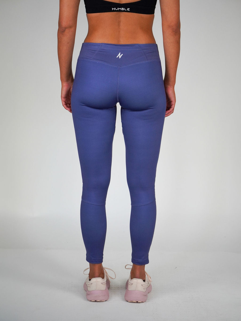 Kvinna i svarta Solid Intense Tights från Humble Athletics