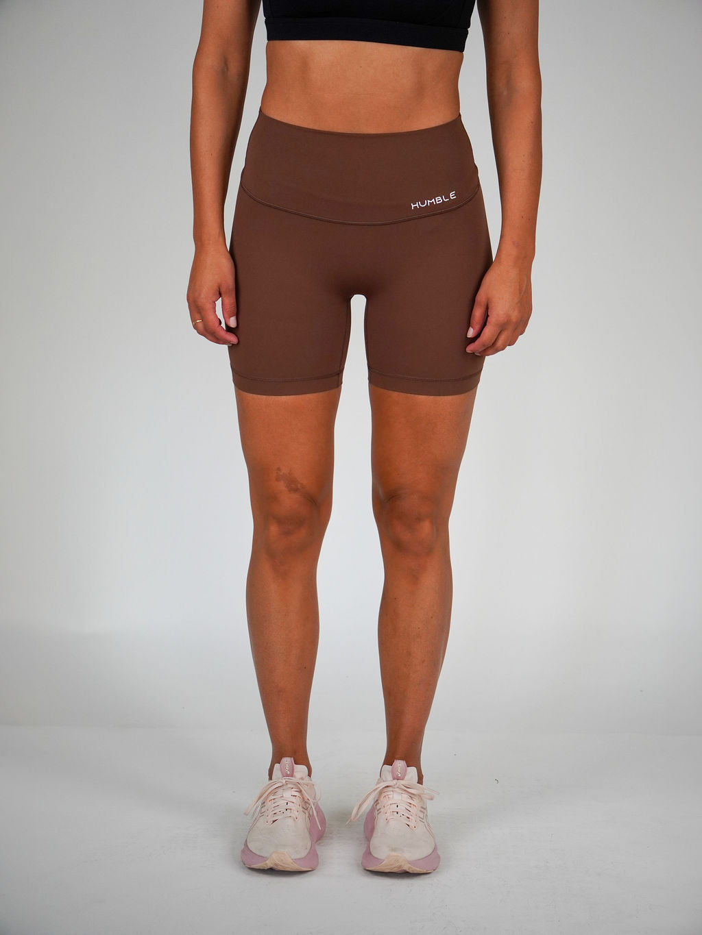 Kvinna i chestnutbruna Ambitious bikershorts från Humble Athletics