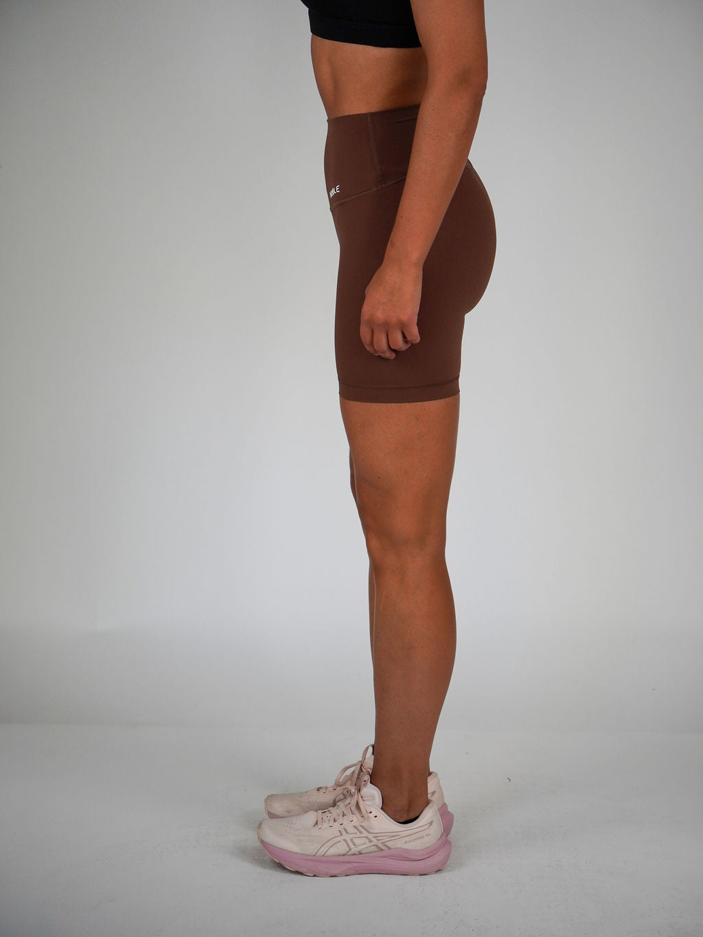 Kvinna i chestnutbruna Ambitious bikershorts från Humble Athletics