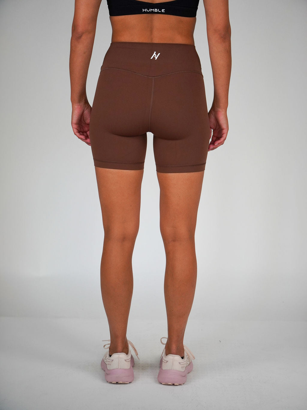 Kvinna i chestnutbruna Ambitious bikershorts från Humble Athletics