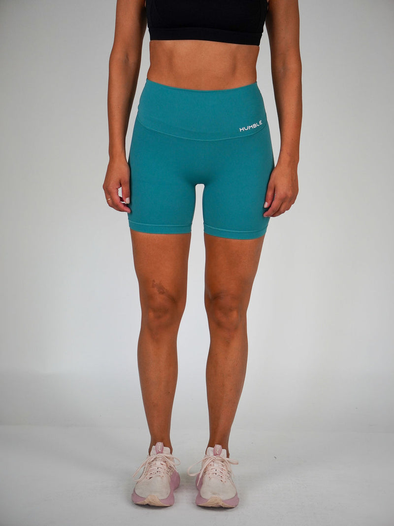 Kvinna i turkosa Ambitious bikershorts från Humble Athletics