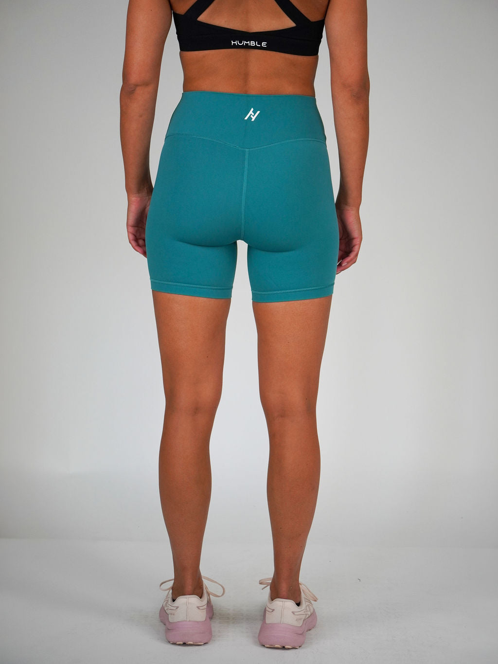 Kvinna i turkosa Ambitious bikershorts från Humble Athletics