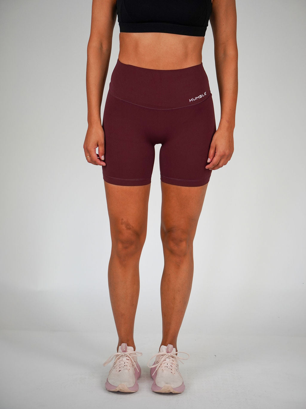 Kvinna i vinröda (Burgundy) Ambitious bikershorts från Humble Athletics