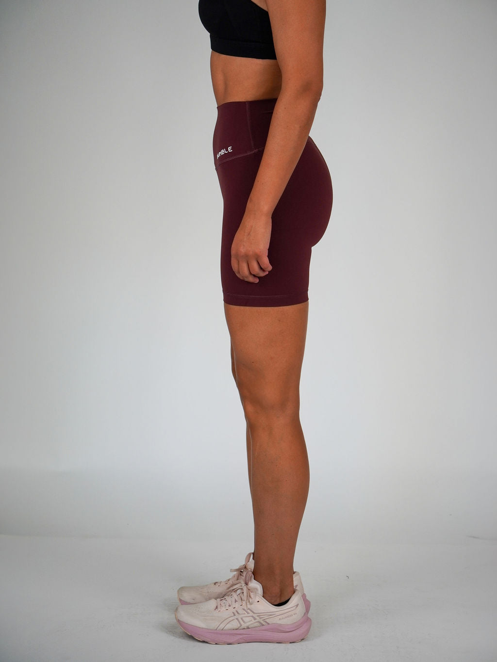 Kvinna i vinröda (Burgundy) Ambitious bikershorts från Humble Athletics