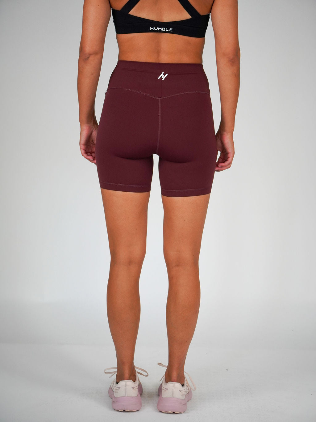 Kvinna i vinröda (Burgundy) Ambitious bikershorts från Humble Athletics