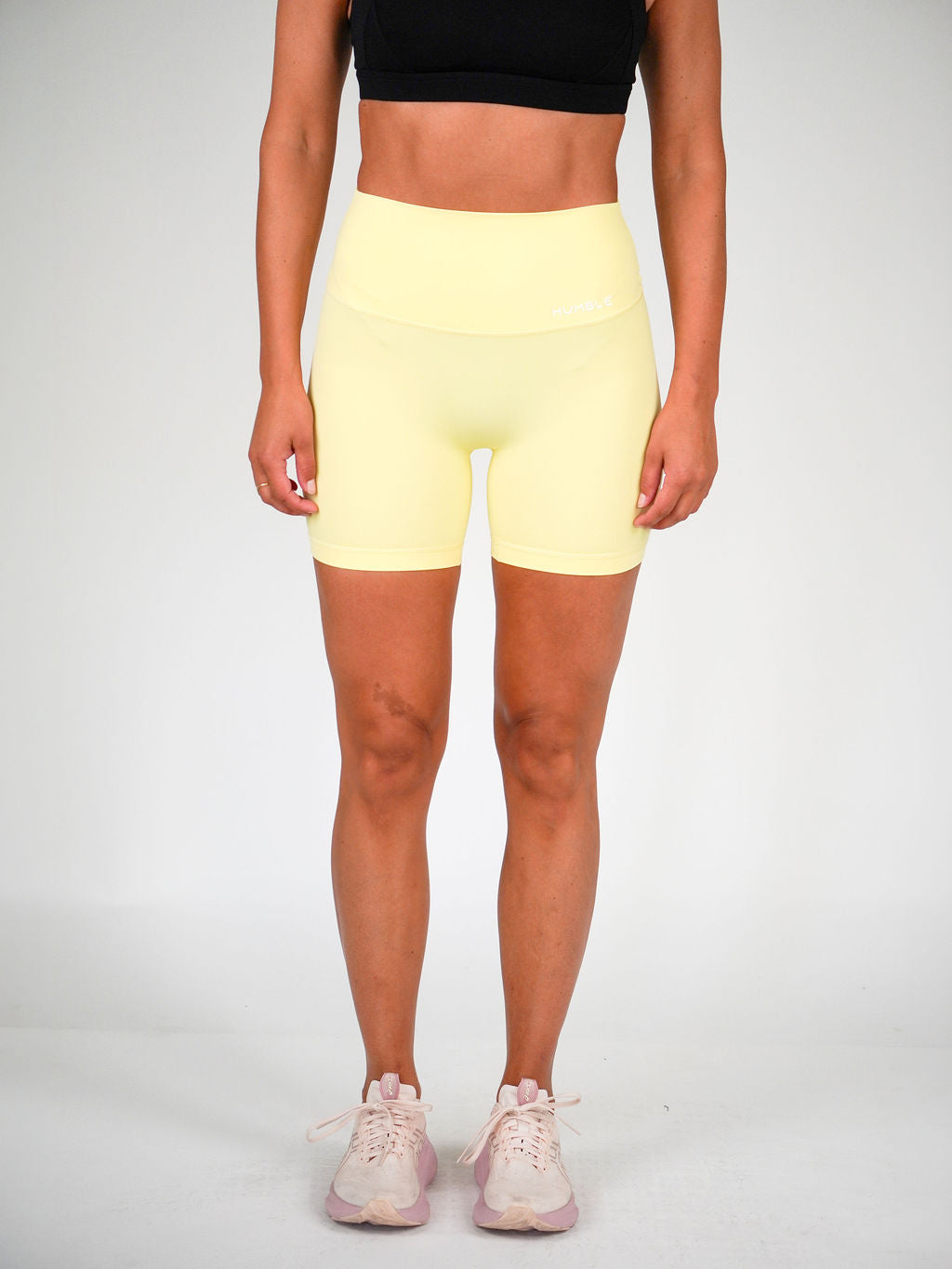 Kvinna i gula Ambitious bikershorts från Humble Athletics