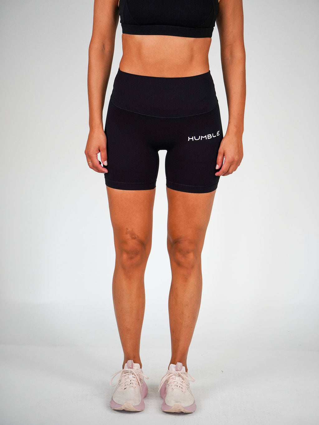 Kvinna i svarta Ambitious bikershorts från Humble Athletics