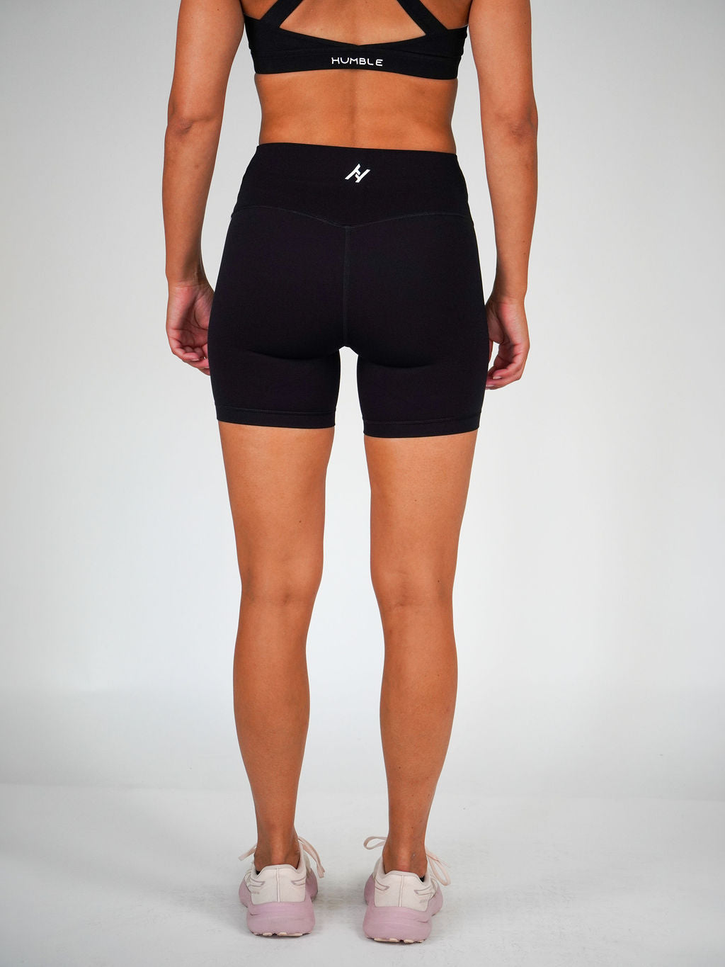 Kvinna i svarta Ambitious bikershorts från Humble Athletics