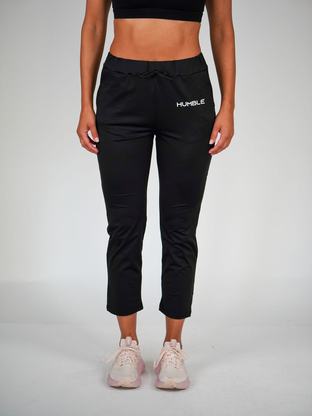 Kvinna i Performance Joggers 1.0 från Humble Athletics