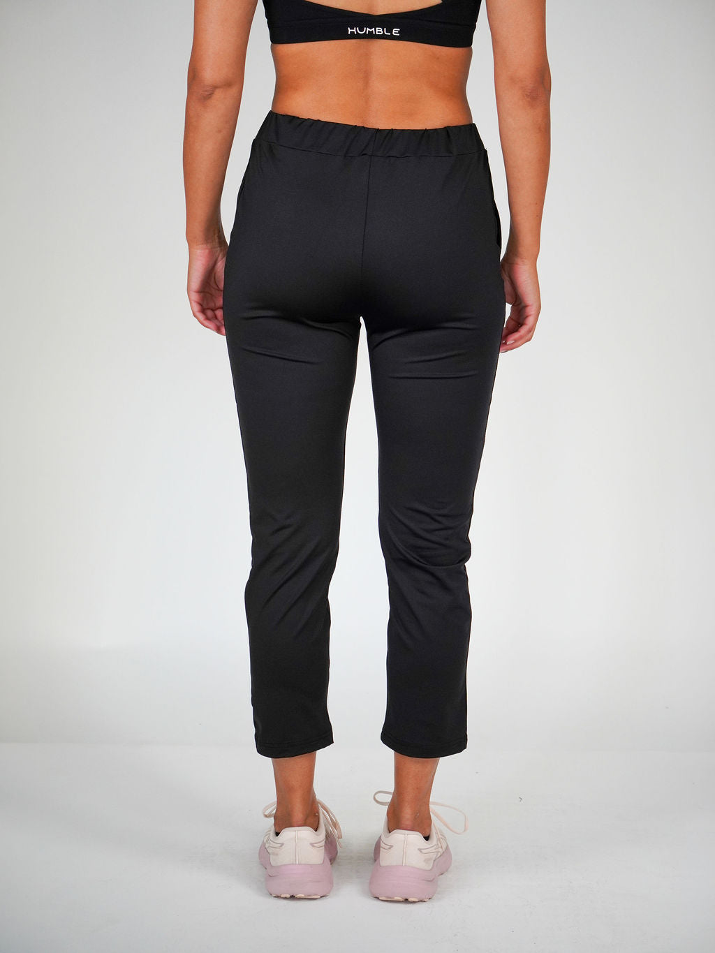 Kvinna i Performance Joggers 1.0 från Humble Athletics