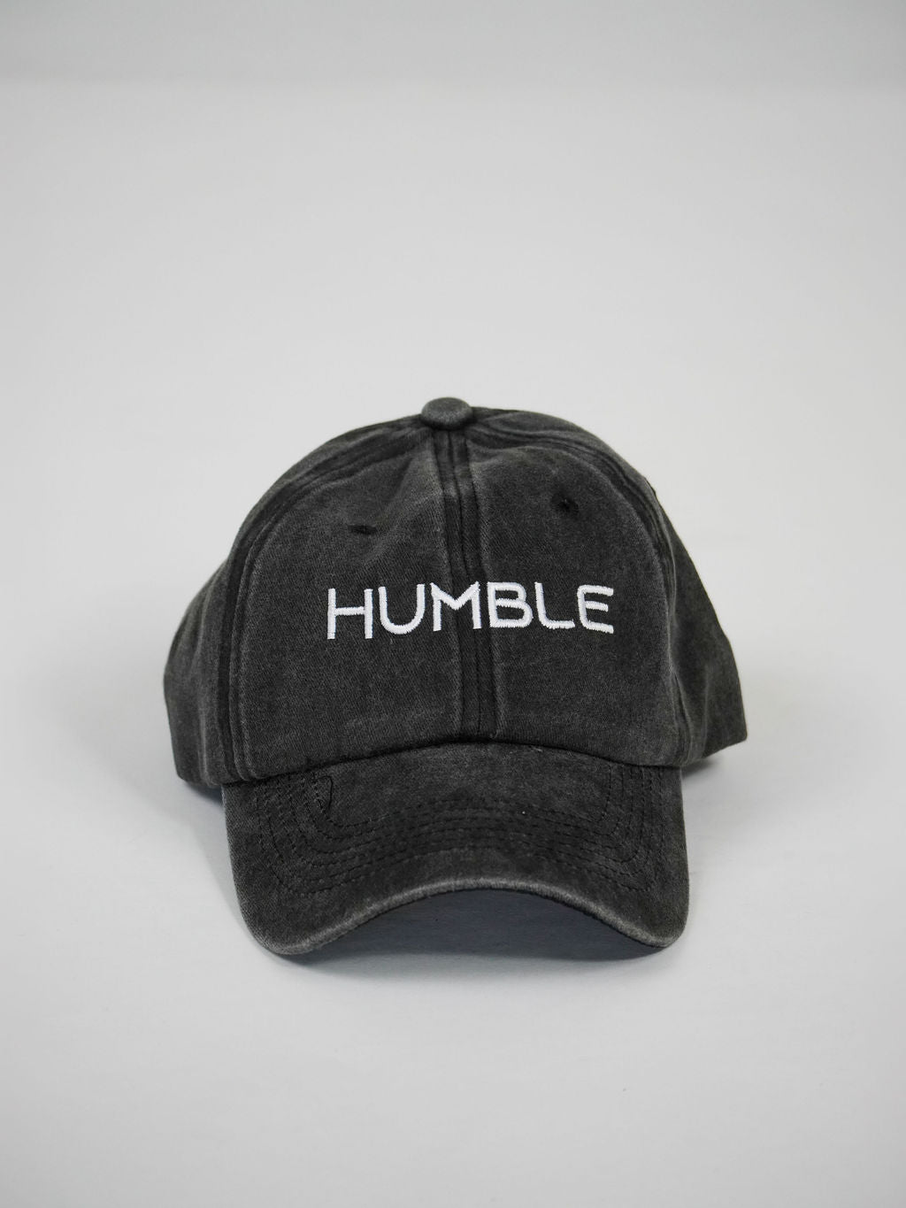 Man i svart Solid Cap från Humble Athletics
