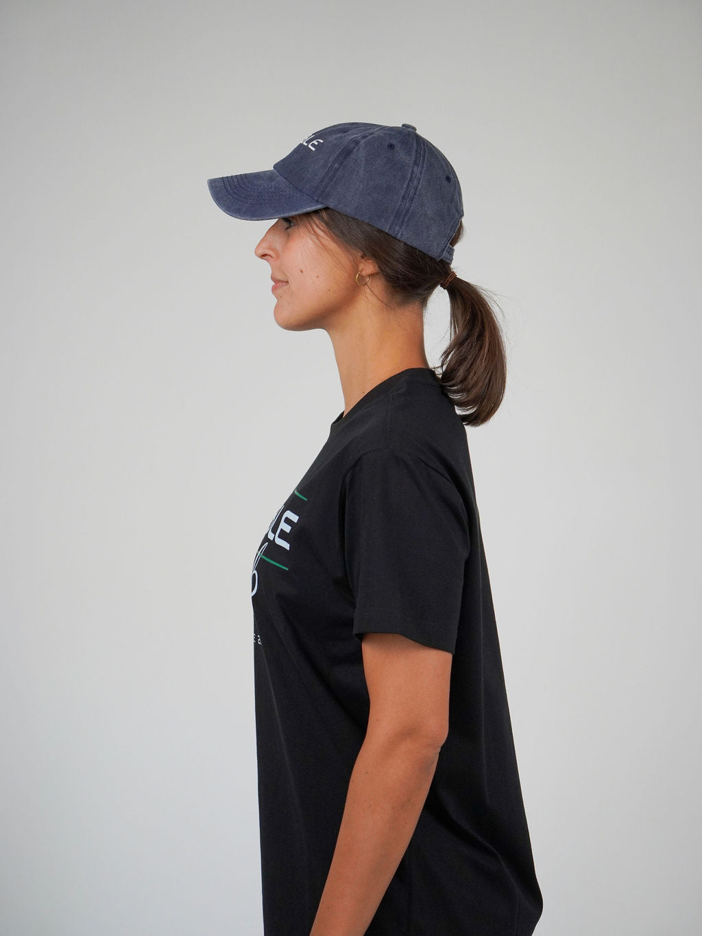 Man i marinblå Solid Cap från Humble Athletics