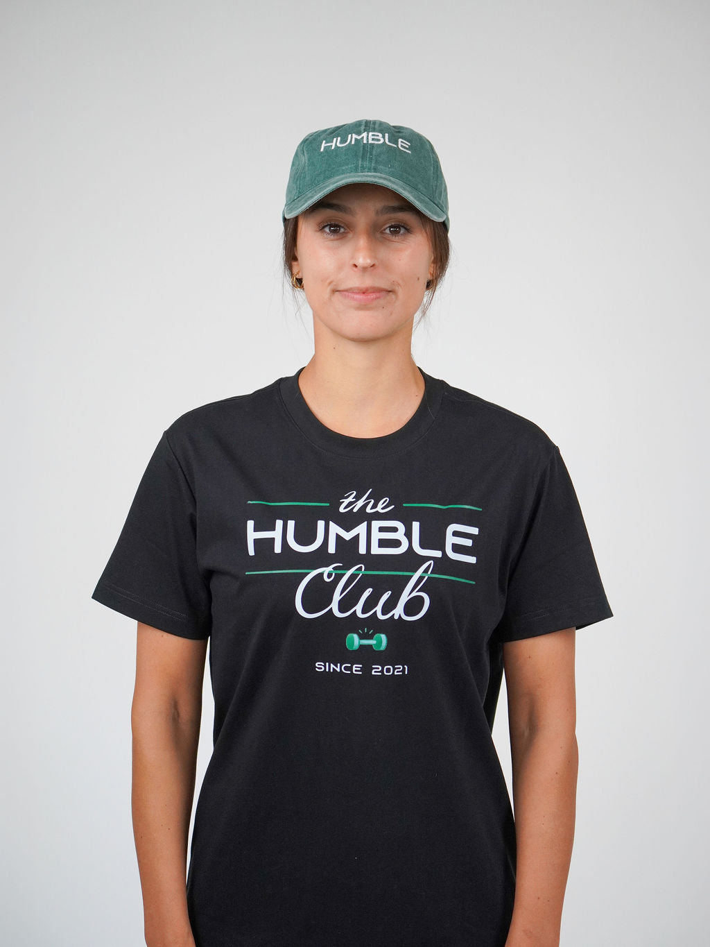 Man i grön Solid Cap från Humble Athletics