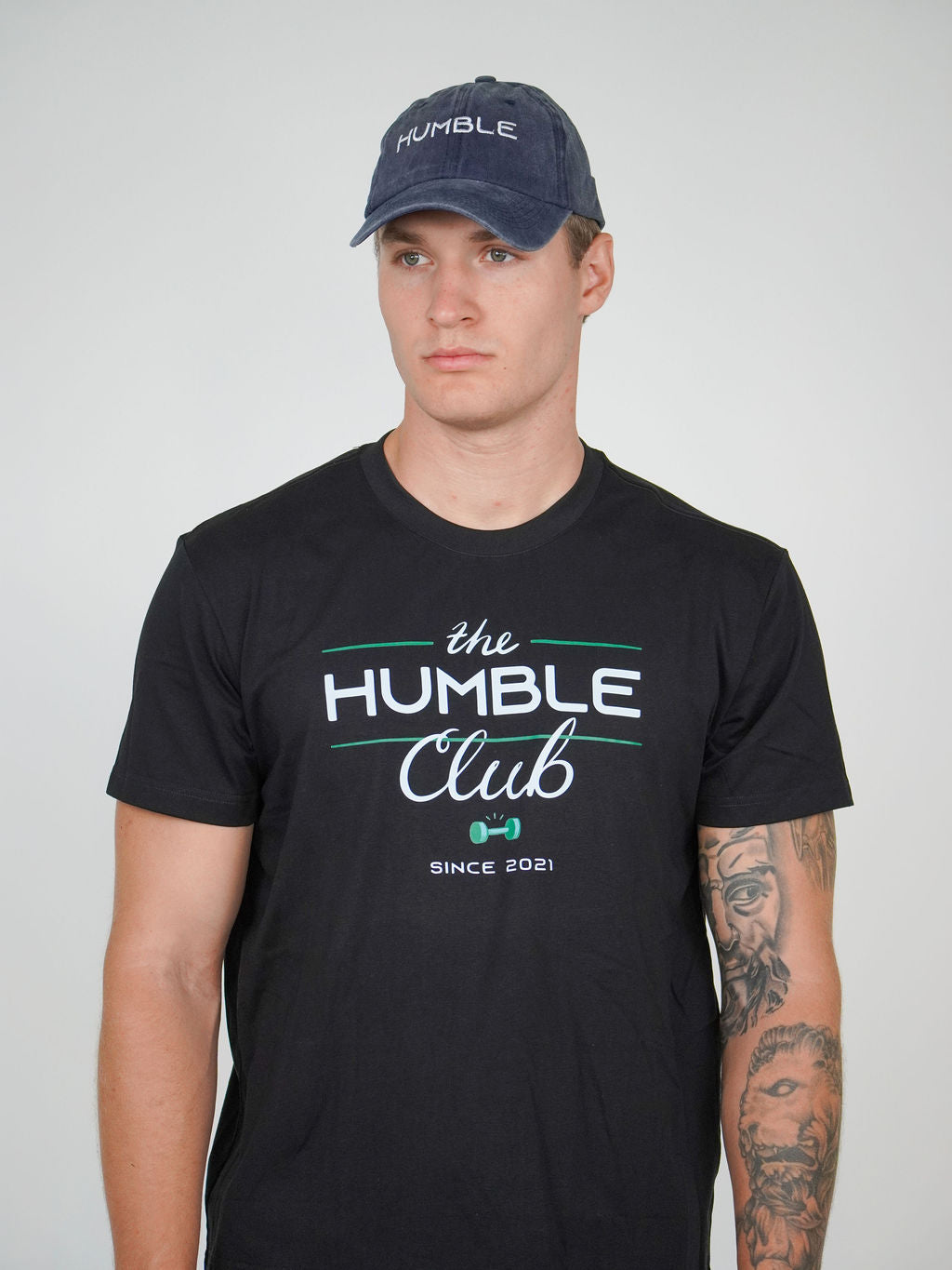 Man i marinblå Solid Cap från Humble Athletics