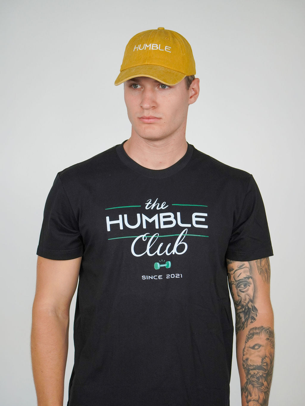 Man i guldfärgad Solid Cap från Humble Athletics