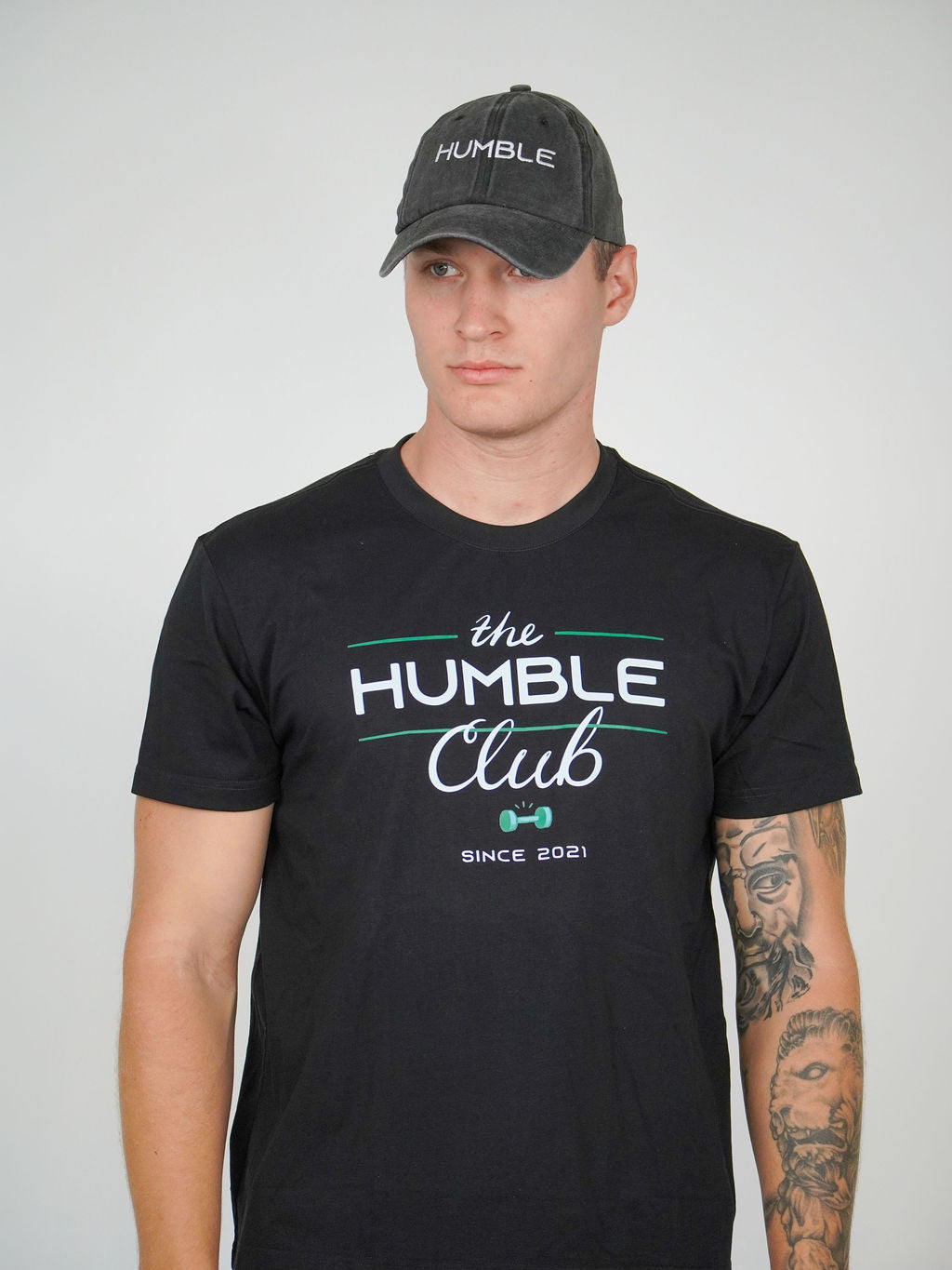 Man i svart Solid Cap från Humble Athletics