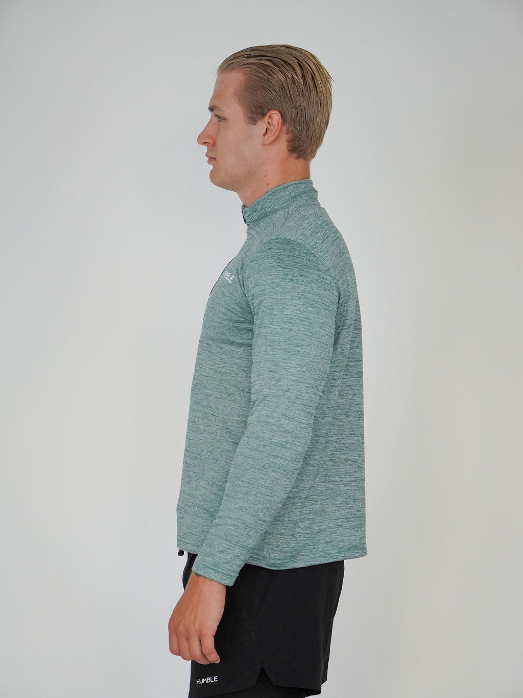 Man i Solid Zip från Humble Athletics, mjuk fleece