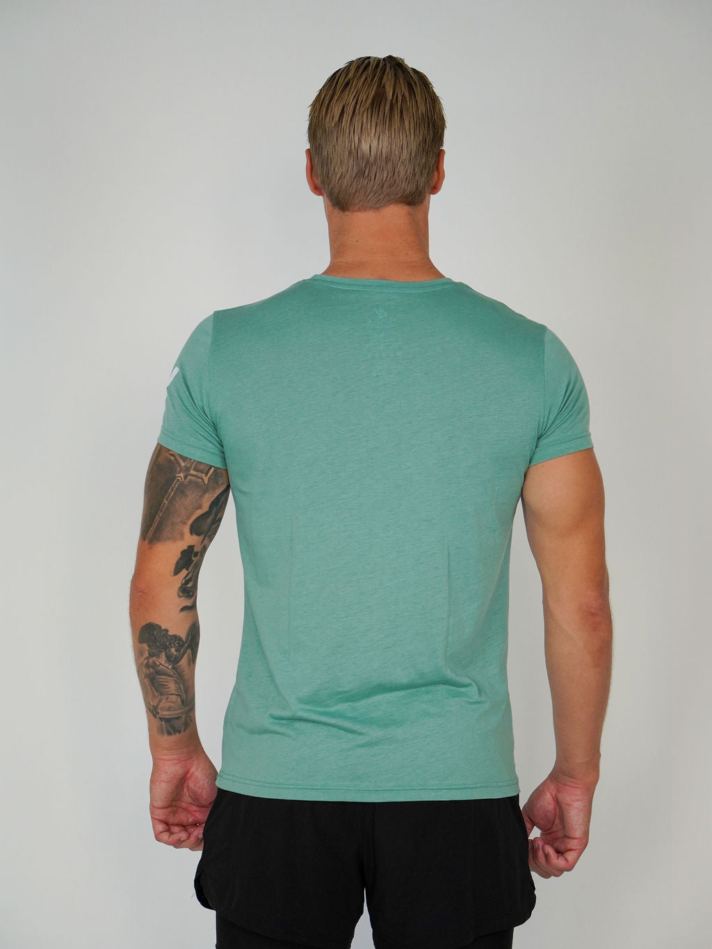 Man i havsgrön Performance T-shirt från Humble Athletics, lyocellmaterial
