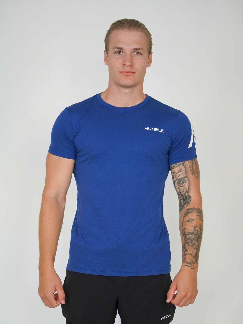 Man i marinblå Performance T-shirt från Humble Athletics, lyocellmaterial