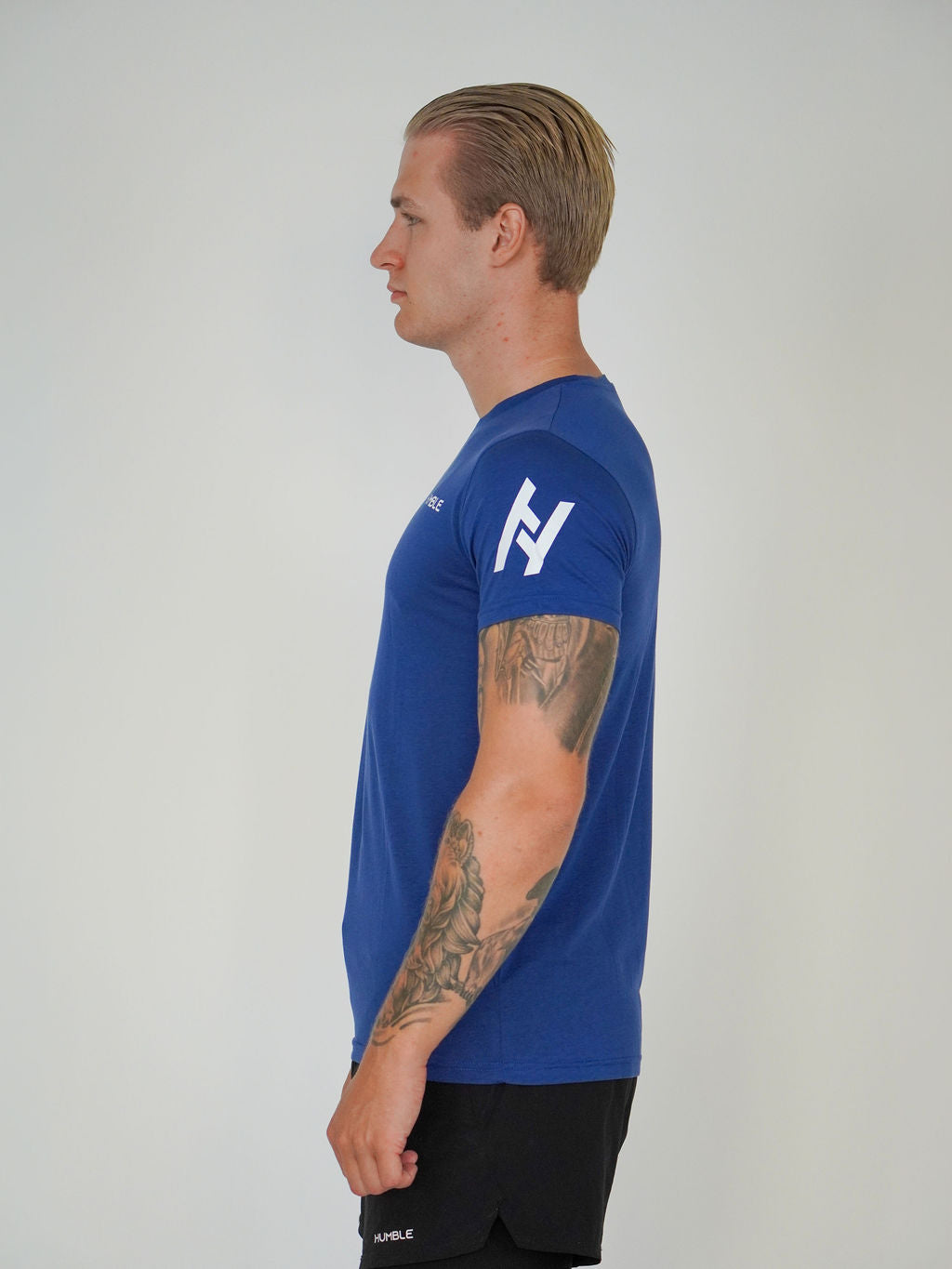 Man i marinblå Performance T-shirt från Humble Athletics, lyocellmaterial