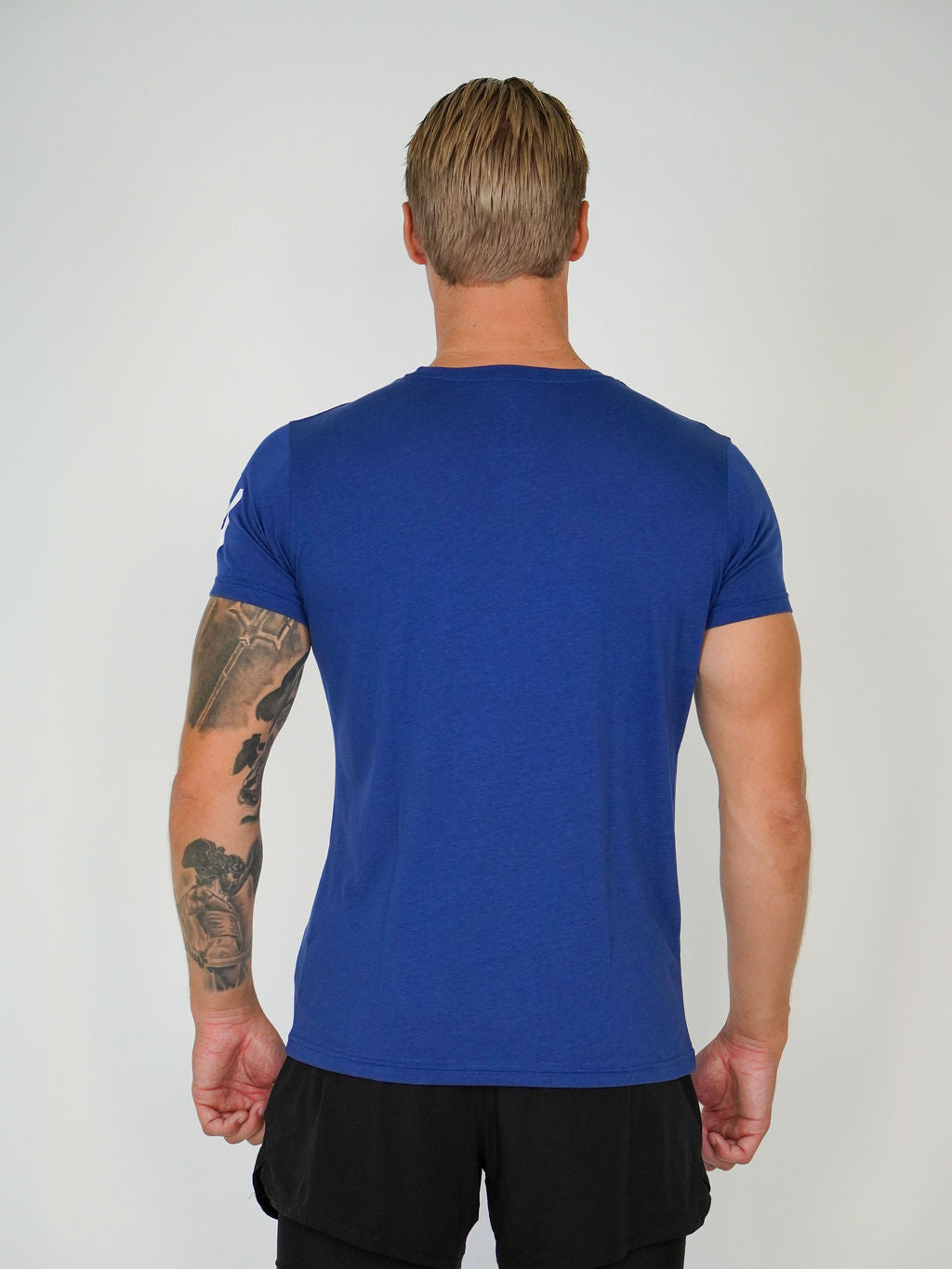 Man i marinblå Performance T-shirt från Humble Athletics, lyocellmaterial