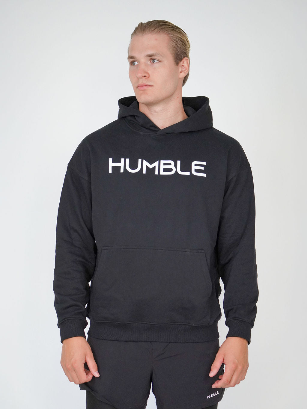 Man i svart Solid Hoodie från Humble Athletics, mjuk fleece