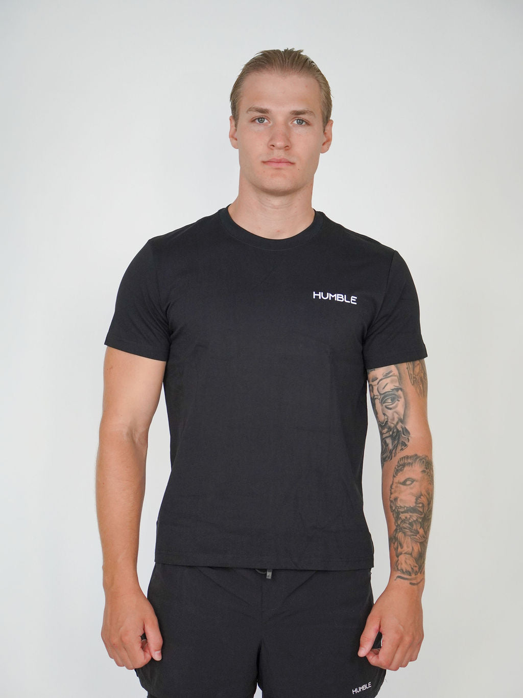 Man i The Ambitious Athlete T-shirt från Humble Athletics