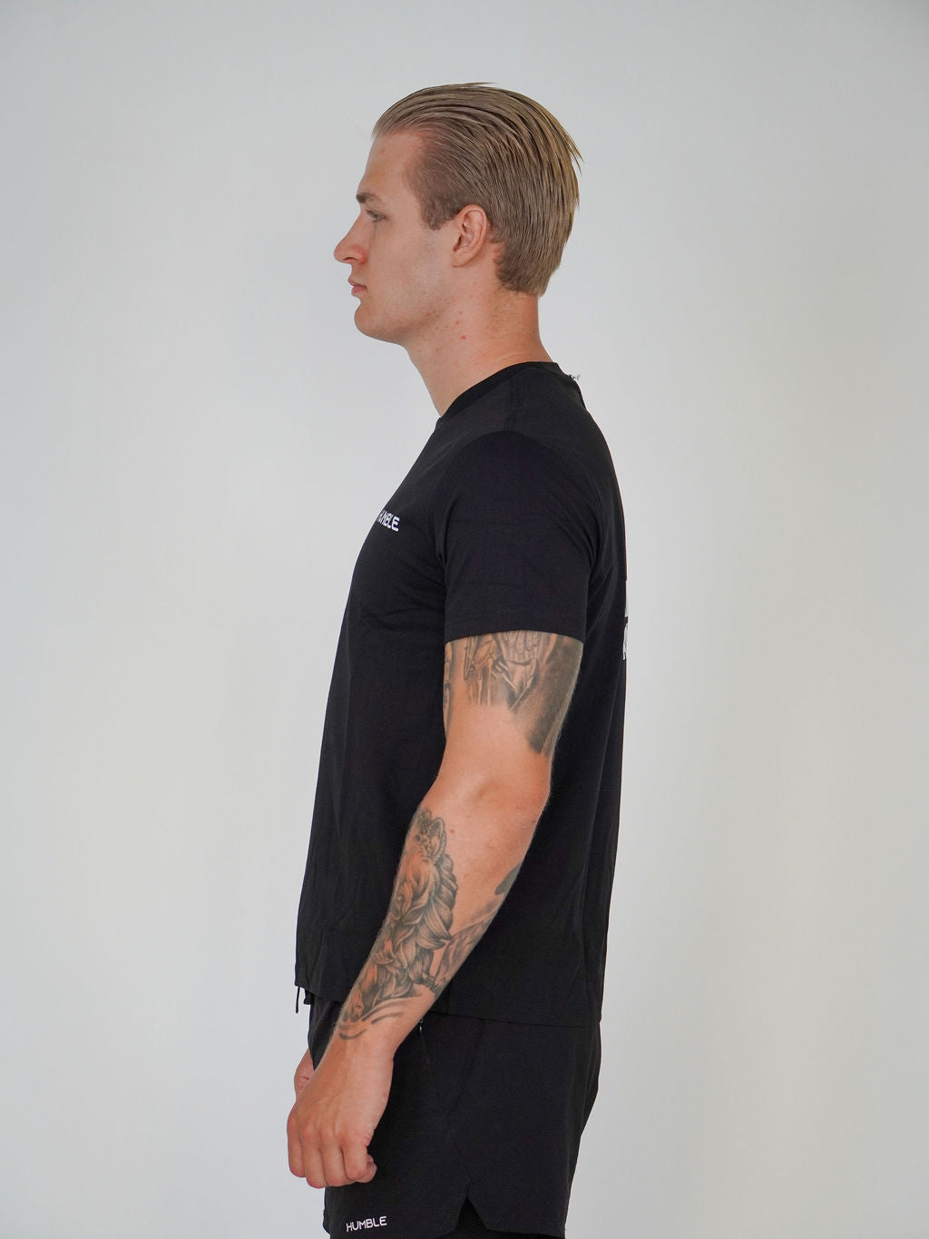 Man i svart Solid T-shirt från Humble Athletics, ekologisk bomull