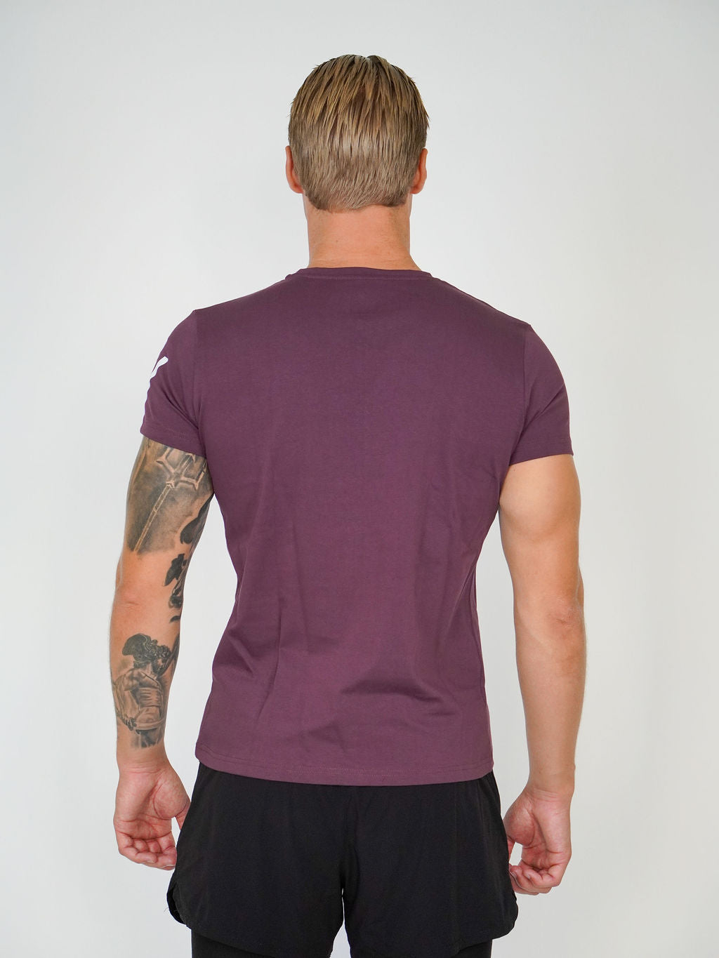 Man i mörkröd Solid T-shirt från Humble Athletics, ekologisk bomull