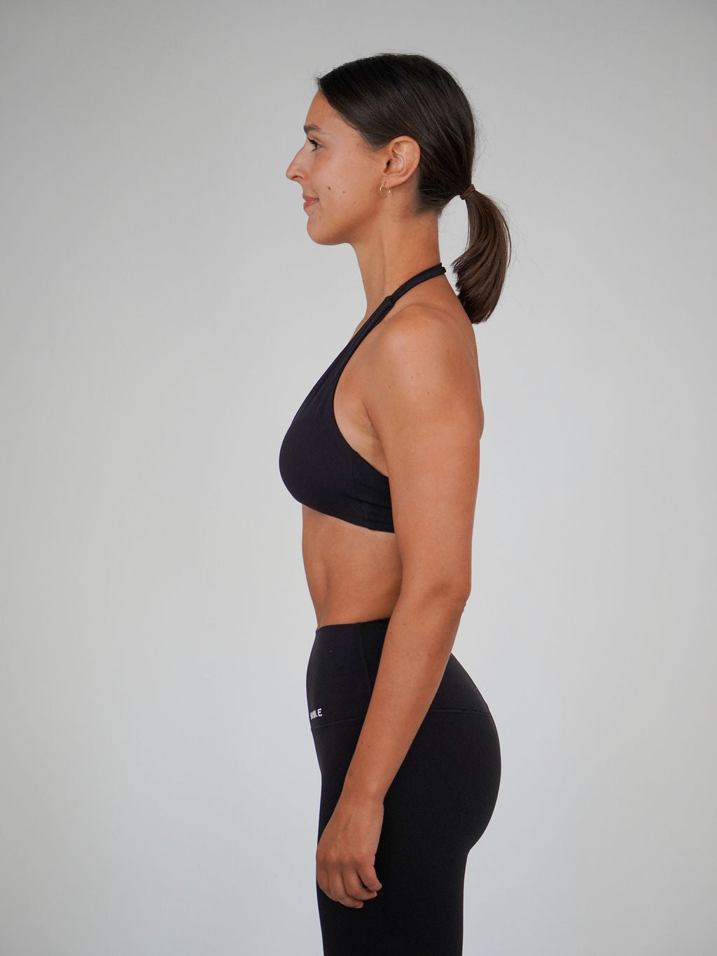 Kvinna i svart Solid Sports Bra Halterneck från Humble Athletics
