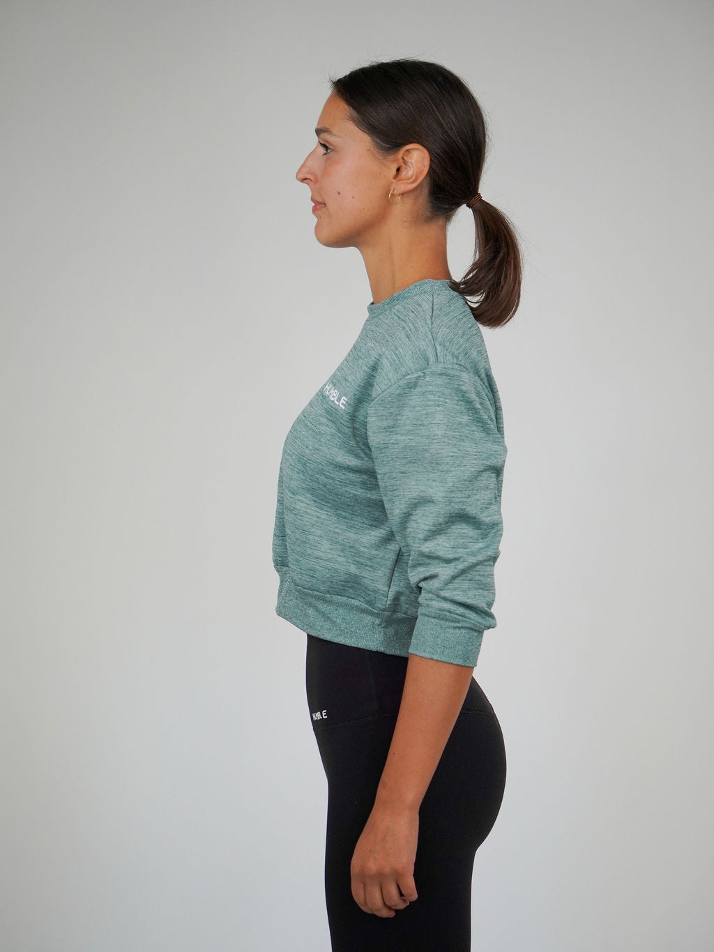 Kvinna i Solid Sweater från Humble Athletics, mjuk fleece