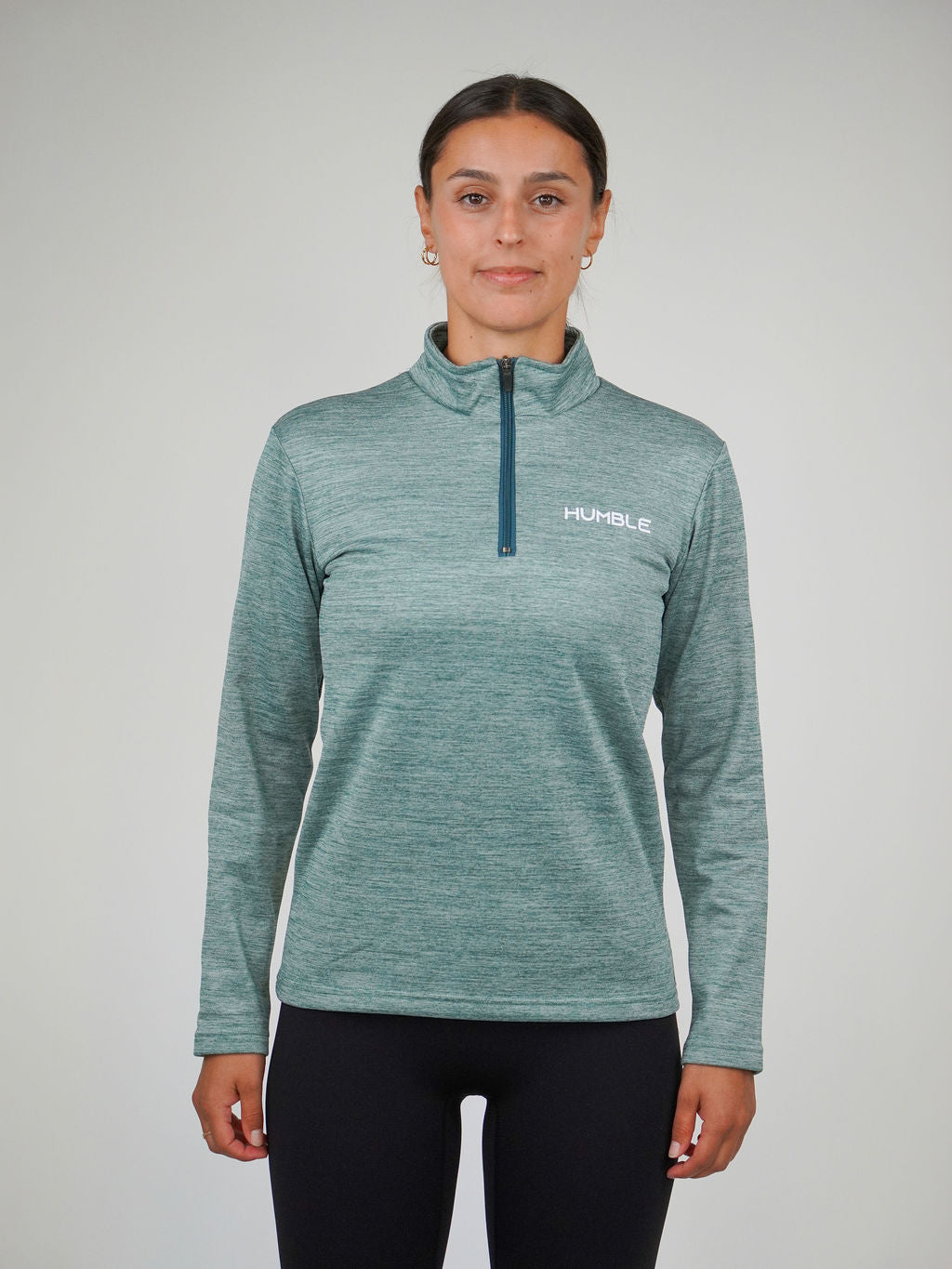 Kvinna i Solid Zip från Humble Athletics, mjuk fleece