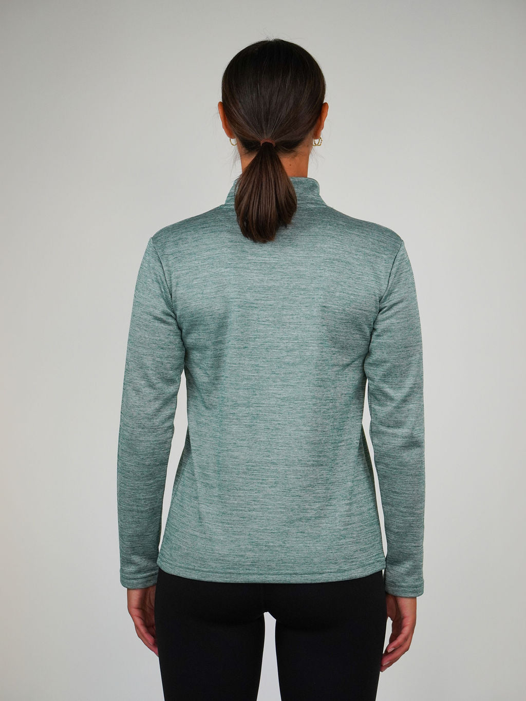 Kvinna i Solid Zip från Humble Athletics, mjuk fleece