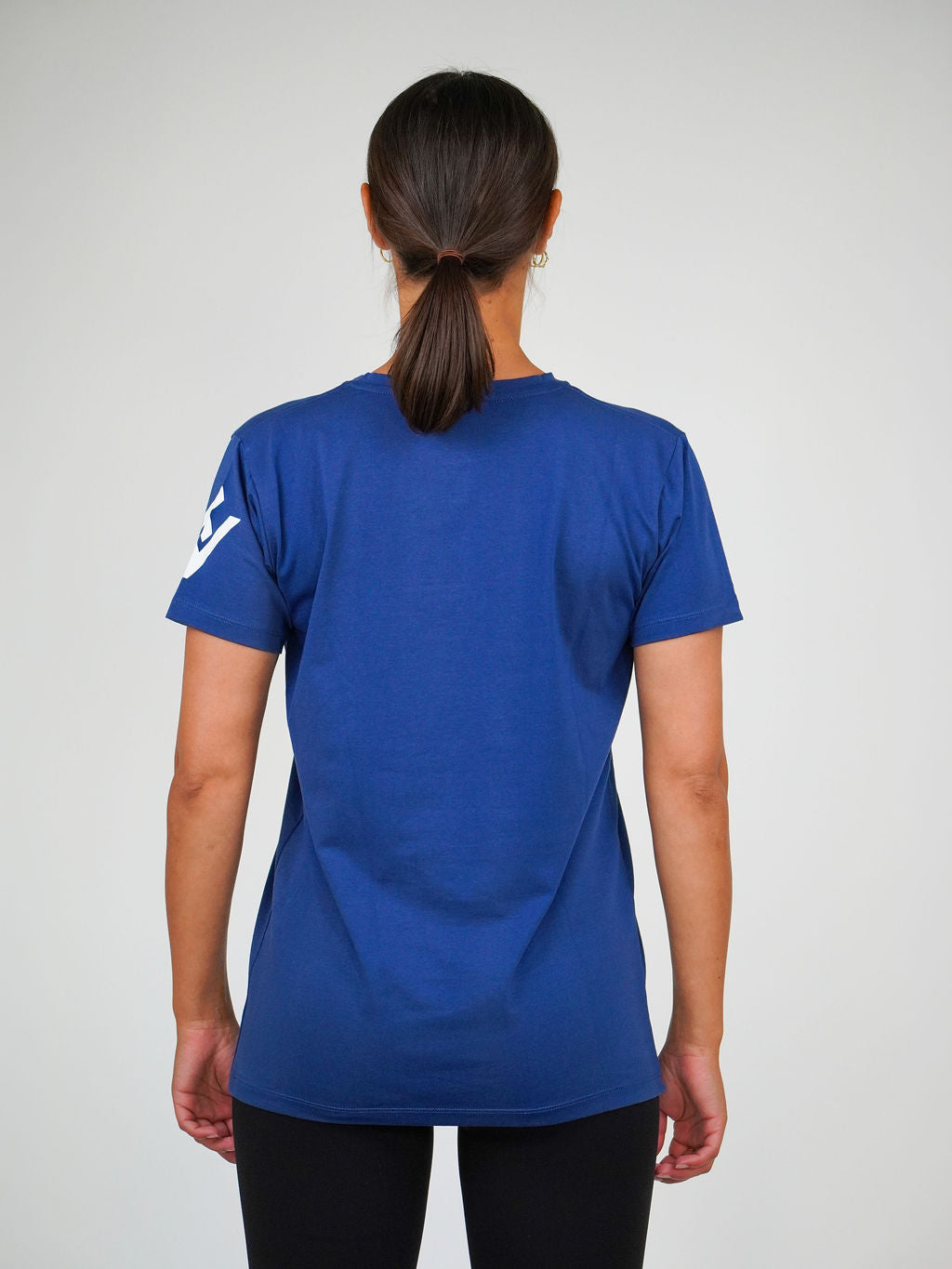 Kvinna i marinblå Performance T-shirt från Humble Athletics, lyocellmaterial