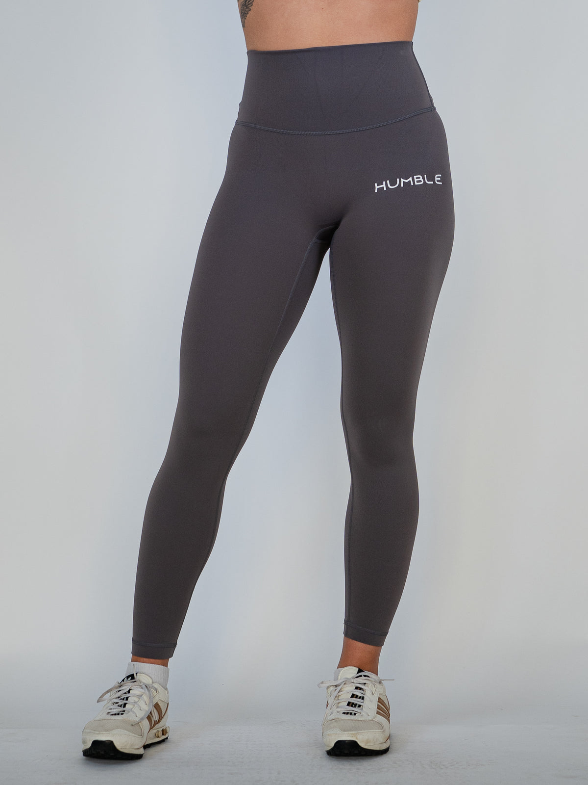 Kvinna i grå Ambitious Tights från Humble Athletics, framifrån