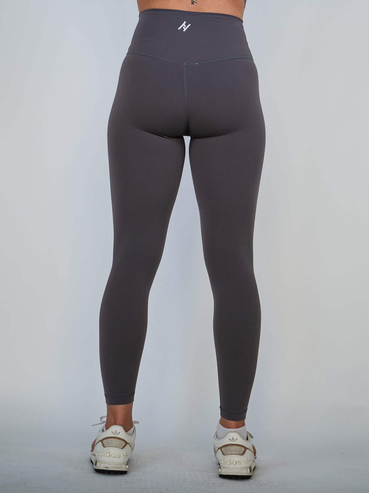 Kvinna i grå Ambitious Tights, sedda från midjan och ned